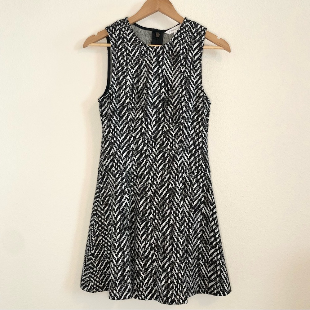 BCBGeneration Fit & Flare Black & White Chevron Knit Mini Dress Size 4
